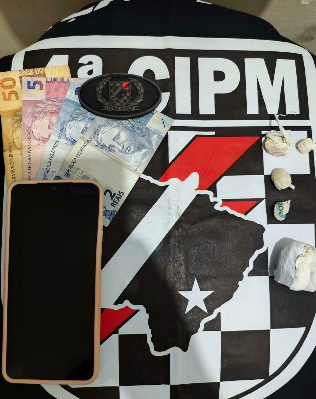 Imagem de compartilhamento para o artigo Mulher tenta engolir pedras de crack ao ser abordada pela PM e é presa por tráfico em Chapadão do Sul da MS Todo dia